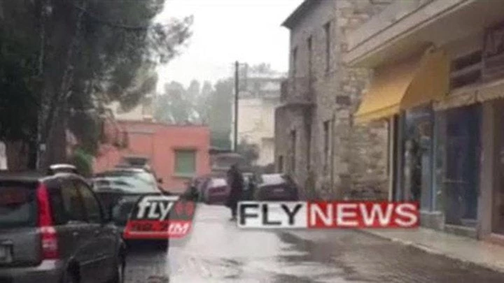 Ρουμάνος επιδειξίας εισέβαλε γυμνός σε ζαχαροπλαστείο στη Σπάρτη και τα έκανε «γυαλιά-καρφιά» –  Απείλησε την υπάλληλο (βίντεο)